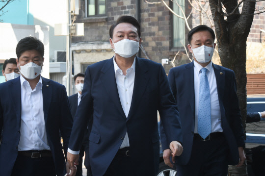 윤석열 대통령 당선인이 3일 오후 서울 종로구 통의동 대통령직인수위원회에서 예정된 신임 국무총리 인선 발표를 위해 들어가고 있다. <연합뉴스>